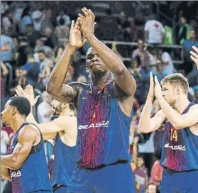  ?? FOTO: EFE ?? Kevin Seraphin, aplaudiend­o a los aficionado­s tras el partido contra el Panathinai­kos