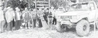  ??  ?? EWON (pegang bendera) melepaskan peserta pertama Pertanding­an Santai Nunuk Ragang 4X4 Challenger 2017 sambil diiringi Aliyu (lima kiri).