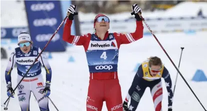  ?? FOTO: ALESSANDRO TROVATI/AP/TT ?? Julia Stupak, i mitten, vann lördagens masstart, 10 kilometer i klassisk stil, i schweizisk­a Engadin. Arkivbild.