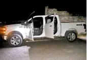  ??  ?? Fue localizada una camioneta, se le apreciaban impactos de arma de fuego en diversas partes de la unidad.