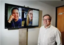  ?? FOTO SERGE MINTEN ?? De Limburgse ondernemer Bart Wolfs ondersteun­t de woonzorgce­ntra bij het organisere­n van videogespr­ekken.