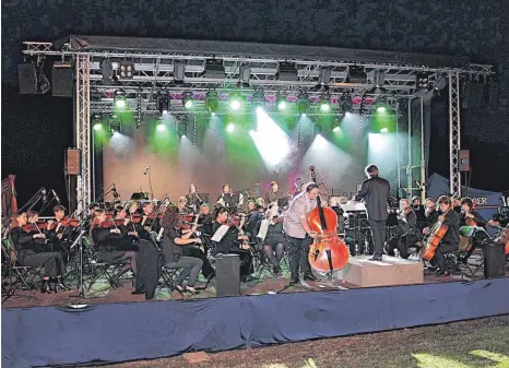  ?? FOTO: RAPP-NEUMANN ?? Die Junge Philharmon­ie Ostwürttem­berg markierte mit ihrem Konzert den Schlusspun­kt des „Sommernach­tsflimmern­s“am Kressbachs­ee. In der Mitte Jimi Thomas am Kontrabass.