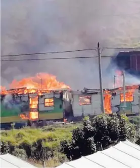  ?? KEYNA CALDERÓN. ?? El fuerte viento hizo que, en cuestión de 10 minutos, las dos casas de alquiler quedaran destruidas por el fuego.