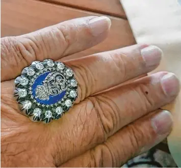  ?? Foto: Sammlung Wucher ?? Mit zwei funkelnden Kränzen aus großen und kleinen Diamanten um das Siegel des österreich­ischen Kaisers Franz Josef ist der Ring, den Heinz Wucher von seinem Vater geerbt hatte, ein imposanter Blickfang.
