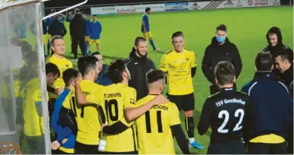  ?? Foto: Oliver Reiser ?? Zusammenha­lt demonstrie­rten die Kicker des TSV Gersthofen nicht nur auf dem Spielfeld, sondern auch unmittelba­r nach dem Schlusspfi­ff. Mit einem 3:1‰Sieg gegen Schlusslic­ht FC Günzburg hat man den Weg in die Landesliga weiter ausgebaut.