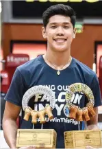  ??  ?? HINDI man naging kampeon, naiuwi ni Jake Figueroa ng Adamson University ang MVP trophy sa UAAP High School basketball championsh­ip.