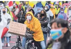  ?? FOTO: BERND THISSEN/DPA ?? Ein Kita-Mitarbeite­r nimmt an einer Streik-Kundgebung in Dortmund teil. Auf seinem Pappschild steht: „Ich stehe hier für 7 Kolleginne­n“.
