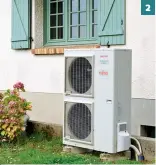  ?? ?? 2.
L’unité extérieure intègre deux ventilateu­rs. Elle est placée à près de 20 m de l’unité intérieure, et en hauteur par rapport à celle-ci. La distance entre les deux unités ne doit pas excéder 20 m et un dénivelé de 15 m. 2