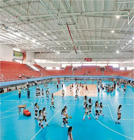  ??  ?? El voleibol es una de las disciplina­s que coge fuerza en Envigado. Unos 600 deportista­s lo practican allí.