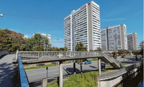  ?? Foto: Michael Hochgemuth ?? Die Brücke über die Friedberge­r Straße am Schwabence­nter wird abgerissen. Eine Ampel soll auch die Anbindung des Einkaufsze­ntrums an den Spickel verbessern. Es soll ab nächsten Jahr von Grund auf saniert werden.