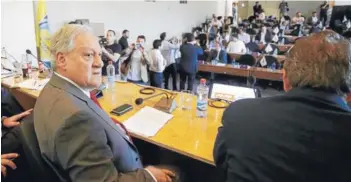  ??  ?? ► Arturo Salah, momentos antes de iniciar el Consejo de Presidente­s que se efectuó ayer en el salón plenario de la ANFP.