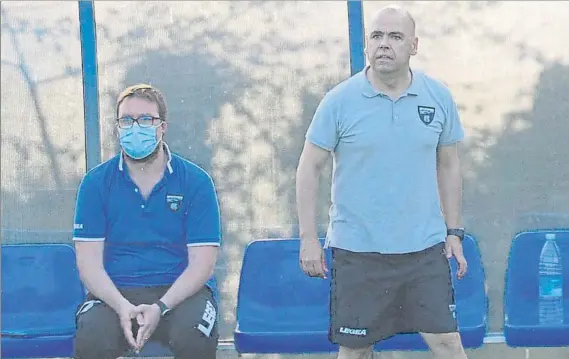  ?? FOTO: JUAN ECHEVERRÍA ?? Ibon Etxebarrie­ta
El técnico del Sestao River, de pie en la banda el día del partido ante el Vitoria que les dio el pase a la final por el ascenso a Segunda B