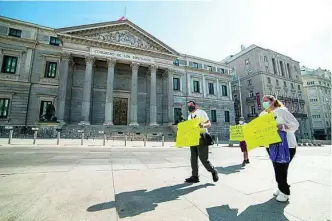  ??  ?? Arriba, concentrac­ión, ayer frente a la Delegación del Gobierno en Madrid de la Plataforma por los derechos de las agencias de viaje. Junto a estas líneas, feriantes frente al Congreso