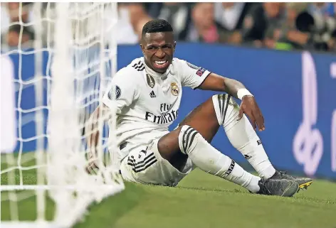  ?? FOTO: REUTERS ?? Auch das noch: Real Madrids Sturmtalen­t Vinicius Junior sitzt im Spiel gegen Ajax verletzt auf dem Rasen.