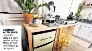  ??  ?? COOKIN’ WITH GAS: Chandler added a kitchenett­e, with a stovetop and mini-fridge, to her space.