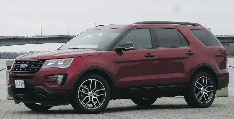  ?? John LeBlanc / Driving ?? The Ford Explorer’s cargo space is enormous, particular­ly when the power third-row seating is lowered. The vehicle easily accommodat­ed a Christmas tree.