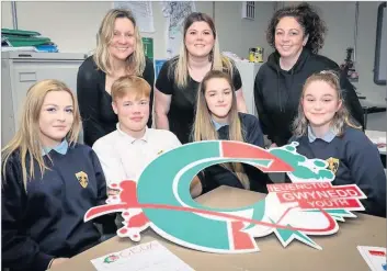  ??  ?? ● GISDA Homeless Workshop at Ysgol Dyffryn Ogwen, (taken before coronaviru­s lockdown): Lee Duggan and Bethan Angharad Williams from GISDA and Youth Worker Ffion Williams with pupils Sophie Jeffreys 16, Leon Wild 15, Jessica Davies 15 and Sophie Tewson 16