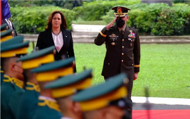  ?? PHOTOGRAPH BY YUMMIE DINGDING FOR THE DAILY TRIBUNE @tribunephl_yumi ?? UNITED States Vice President Kamala Harris troops the line with Col. Moises Nayve, of the Armed Forces of the Philippine­s, during arrival honors at Malacañang Palace on Monday.