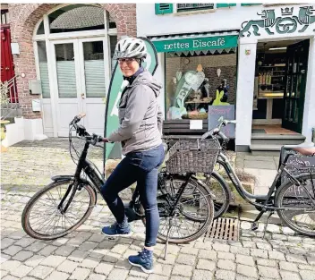  ?? FOTO: KATRIN PUVOGEL ?? RP-Autorin Carola Puvogel ist passionier­te Radlerin und seit ein paar Wochen mit dem E-Bike rund um Krefeld – hier zum Beispiel in Linn – unterwegs.