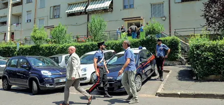  ??  ?? I carabinier­i in via Longo 7 all’Impruneta davanti alla casa dei Capecchi dove alle 2 di venerdì notte Dario ha accoltella­to il padre e la compagna del padre