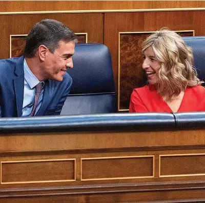  ?? ?? El presidente del Gobierno, Pedro Sánchez y la vicepresid­enta segunda, Yolanda Díaz, en sus escaños del Congreso.