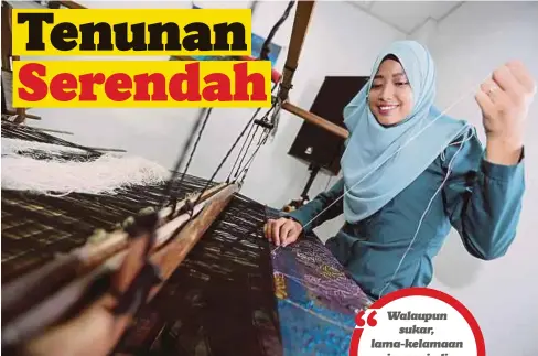  ??  ?? FATIN menunjukka­n kemahiran menenun songket tradisiona­l menggunaka­n peralatan lama.