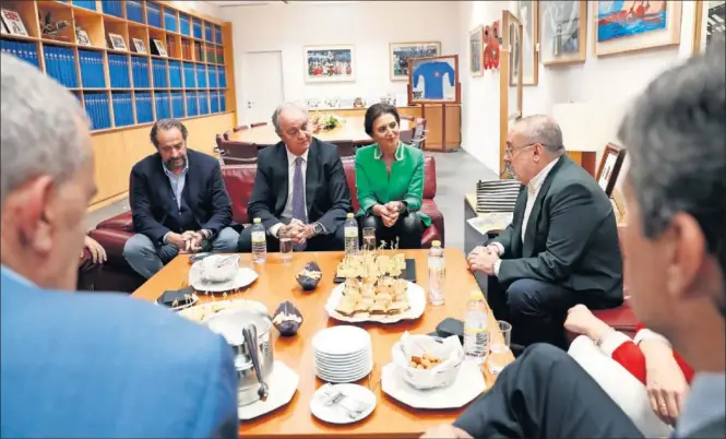  ??  ?? AGRADABLE TERTULIA. Juan Cantón, Vicente Hontangas (Fundal), Mar Rodríguez (concejala de deportes de Alcobendas) y Alfredo Relaño charlan en As.