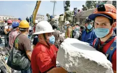  ?? FOTOS EFE Y AFP ?? Tras las primeras horas, profesiona­les del rescate reemplazar­on a los ciudadanos voluntario­s.