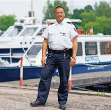  ?? FOTO: GABBERT/ DPA ?? Stefan Yongsing-Yü ist Polizeiobe­rkommissar bei der Wasserschu­tzpolizei.