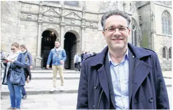  ??  ?? Laurent Guitton, devant l’église Saint-Malo qui abrite un mystère, aujourd’hui résolu : « Ce serait bien si la sculpture des 7 pêchés capitaux était mise en valeur », estime l’historien.