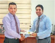  ??  ?? Deputy Vice Chancellor Chaminda Rathnayake and Laugfs Holdings Manager Talent Acquisitio­n Tharindu Somiratna exchange the partnershi­p MOU