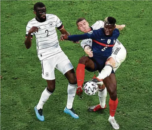  ?? Foto: dpa ?? Antonio Rüdiger (l.) und Robin Gosens haben einen schweren Stand gegen die Franzosen um Paul Pogba.