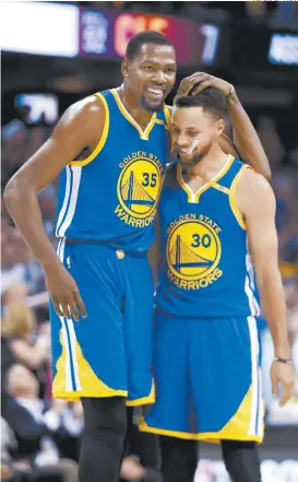  ??  ?? Kevin Durant (i) y Stephen Curry