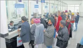  ?? SANJEEV KUMAR?HT ?? ■ People queuing up to get registrati­on slips at OPD counters of Bathinda AIIMS.