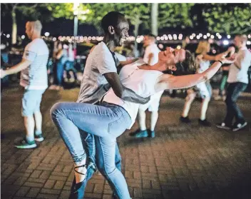 ?? FOTO: ANNE ORTHEN ?? Georges Bouzo und seine Tanzpartne­rin genießen den Tanzabend an der Rheinprome­nade. Auf das improvisie­rte Parkett kommen viele verschiede­ne Tanzarten – wobei lateinamer­ikanische Tänze wie Salsa dominieren.