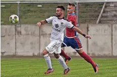  ??  ?? Der Einsatz von Jan-Luca Geurtz (r.) kam im richtigen Moment. Sein abgewehrte­r Schuss aus spitzem Winkel landete bei Tim Haal, der den FC-Sieg eintütete.