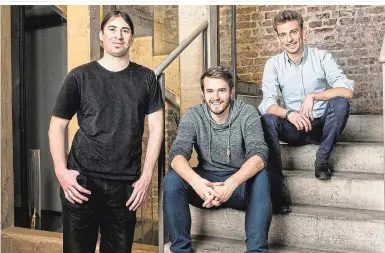  ?? ?? Jürgen Riedl, Peter Windischho­fer und Kilian Kaminski (von links) gründeten 2017 ihre Online-Plattform
