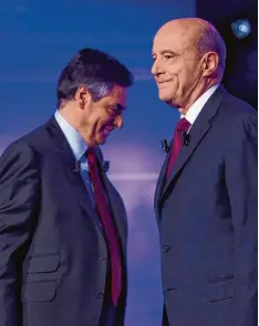  ?? Foto: Eric Feferberg, dpa ?? Wer einen harten Schlagabta­usch erwartet hatte, sah sich getäuscht: François Fillon und Alain Juppé bei der letzten TV Debatte.