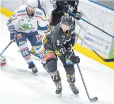  ?? FOTO: FELIX KÄSTLE ?? Zu allem Überfluss brach sich Towerstars-Stürmer Robbie Czarnik im Spiel gegen die Kassel Huskies die Nase.