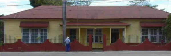  ?? CORTESÍA CENTRO DE INVESTIGAC­IÓN Y CONSERVACI­ÓN DEL PATRIMONIO CULTURAL (CICPC). ?? La imagen de arriba muestra la Escuela de Santa Rosa de Tamarindo en su estado actual. La fotografía inferior, tomada en el 2009, retrata la estructura original de la fachada de ese centro de estudios.