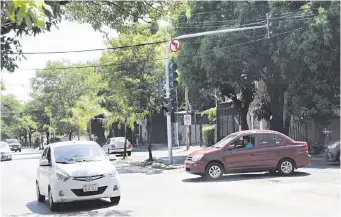  ?? ?? Gral. Aquino y Azara sin un semáforo que funcione, lo que puso ayer en peligro a conductore­s. Mismo problema en varias esquinas de la Avda. Gral. Santos. También hay semáforos apagados en San Martín.