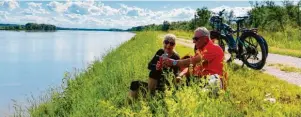  ?? Foto: KuGS Bad Füssing ?? Besonders beliebt bei den Gästen: das Thermenrad­eln, die Kombinatio­n aus Radfahren und wohltuende­m Thermalbad­en. durch die paradiesis­che Landschaft der „Bayerische­n Toskana“.