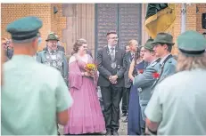  ?? RP-FOTO: HANS-JÜRGEN BAUER ?? Brian Paul mit seiner Freundin Jessica Möllenbroc­k bei der Parade vor der Liebfrauen­kirche.