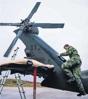  ?? FOTO: AFP ?? Ein schwedisch­er Soldat wartet einen Blackhawk-Helikopter an der schwedisch­en Airbase Hagshult. Das skandinavi­sche Land will sich im Militärdie­nst nicht länger nur auf Freiwillig­e verlassen.