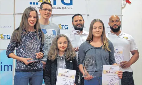  ?? FOTO: MICHAEL MADER ?? Die Sportler des Jahres der TG 2017: (vorn von links) Jana Haberbosch, Carolin Rätz und Julia Bucher vom Faustball, (hinten von links) Schwimmer Matthias Bendel sowie Dominik Brodschelm und Patrick Butler von den Biberach Beavers.