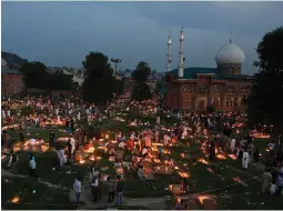  ?? — AP ?? Kashmiri Muslims pray near the graves of their relatives to mark Shab-e-Barat near Srinagar on Thursday.