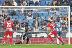  ??  ?? EL GOL. Ángela Sosa recibe sola en el punto de penalti y no perdona.