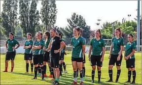  ??  ?? Les joueuses de l’ASSE, ici lors de la reprise en D2 autour de Jérôme Bonnet.