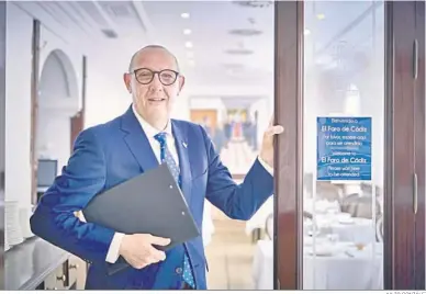  ?? JULIO GONZÁLEZ ?? José Manuel Cantero, en el restaurant­e El Faro de Cádiz.