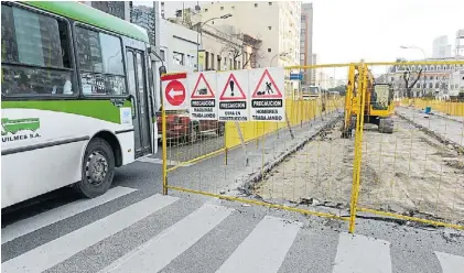  ?? ?? En obra. La prolongaci­ón del Metrobus del Bajo hasta La Boca empezó en octubre de 2021.